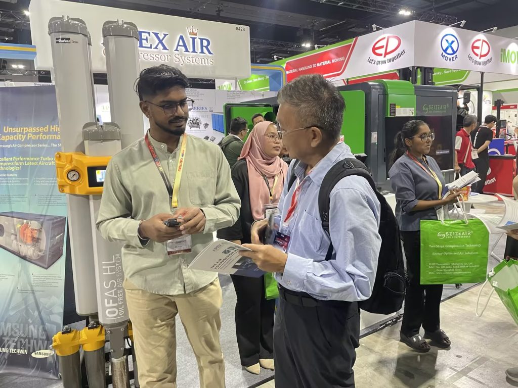 industrial-air-compressor-expo-visitor-crowd-seize-air