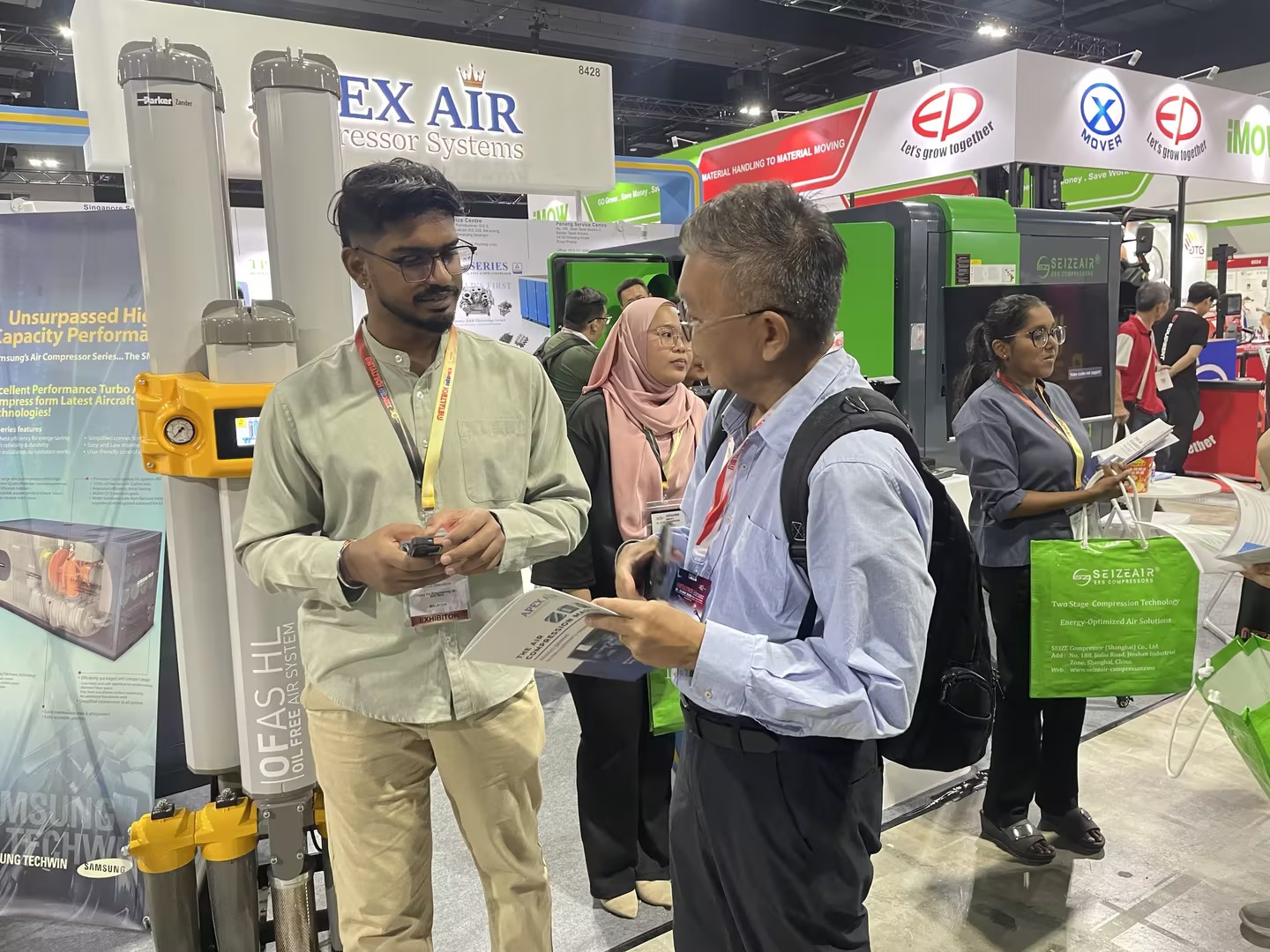 industrial-air-compressor-expo-visitor-crowd-seize-air
