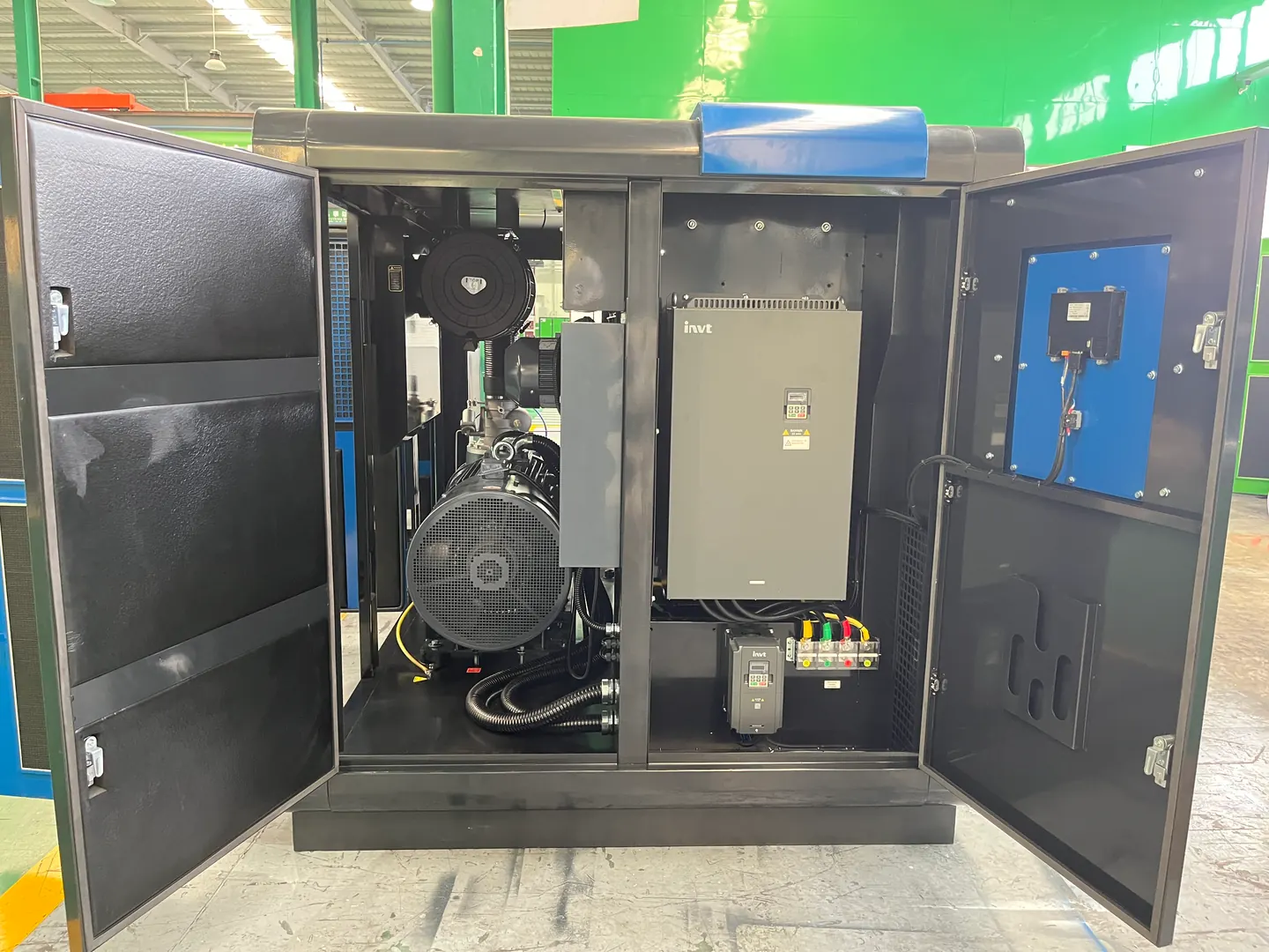 Oil-injected screw compressor airend and cooling system